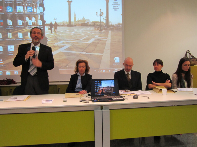 Il dott. Paolo Accorsi, la dott.ssa Silvana Casale di Federfarma Modena, il pediatra dott. Andrea Bergomi, l'ostetrica dott.ssa Chiara Chittoni, la farmacista dott.ssa Silvia Lodi alla serata di presentazione del progetto.