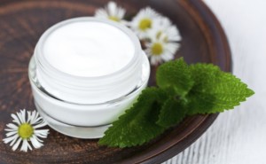 come-fare-in-casa-crema-mani-naturale-nutriente-idratante-640x395