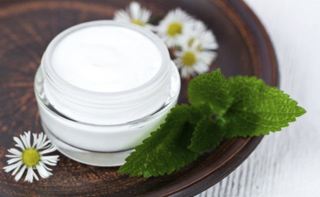 come-fare-in-casa-crema-mani-naturale-nutriente-idratante-640x395